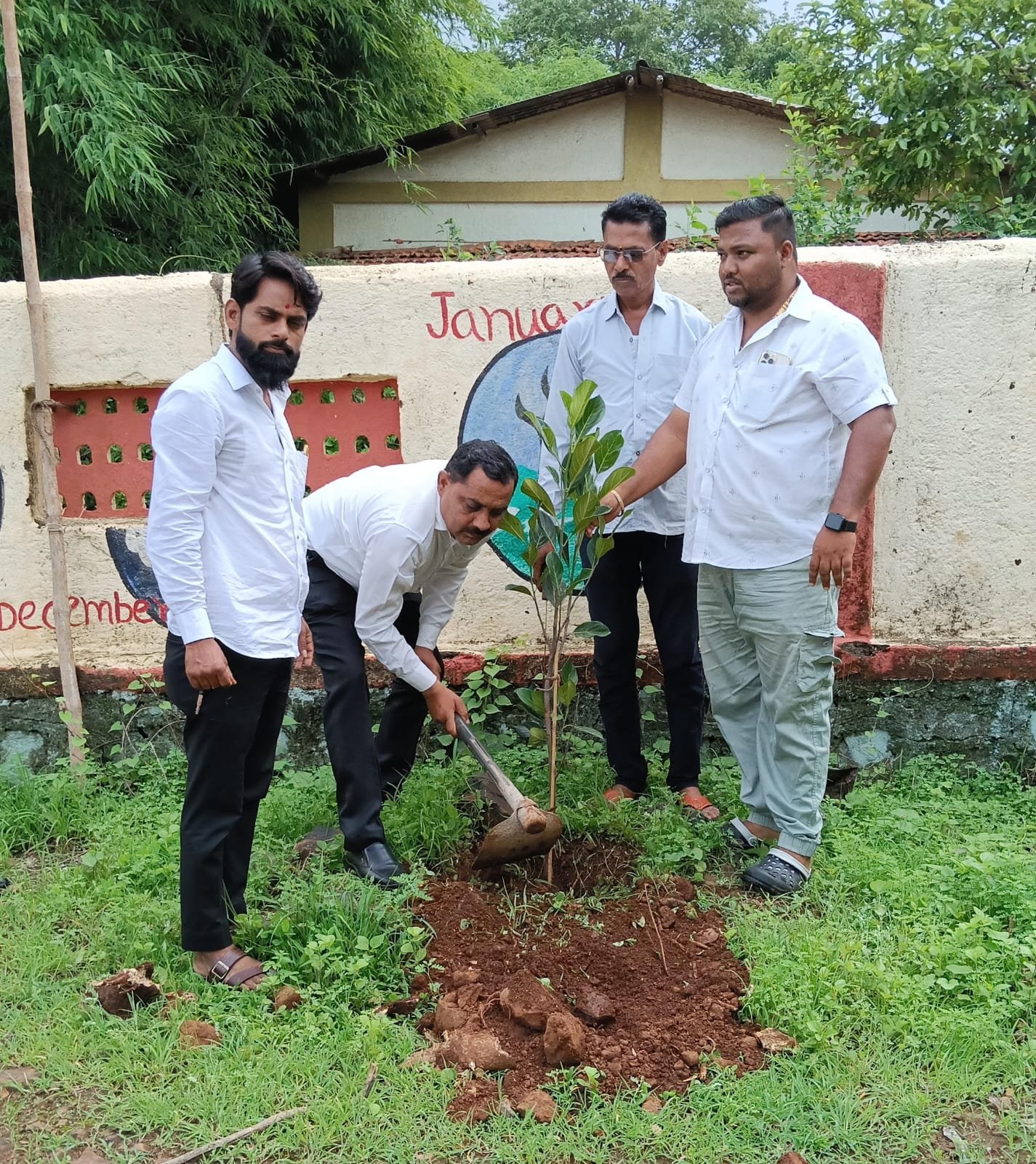 पर्यावरण संवर्धनासाठी वृक्षारोपण उपक्रम, दुंदरे